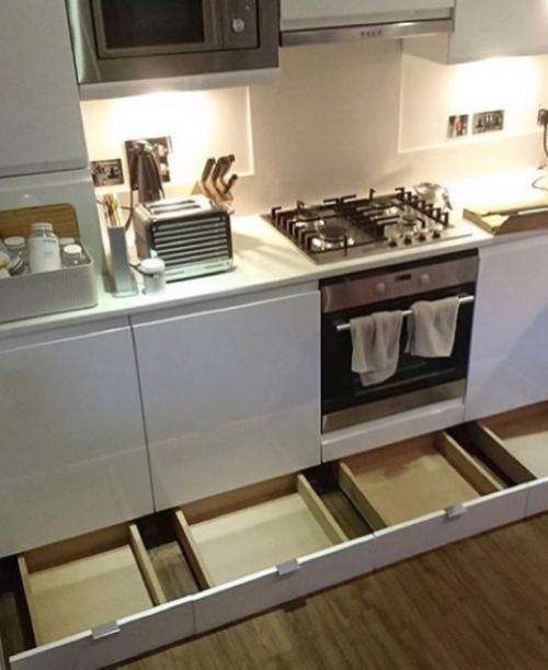 Интересные решения для экономии пространства на кухне. Берем на заметку. 01