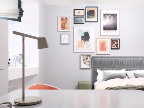 Дизайн спальни со столом подоконником. Дверцы по сторонам от окна скрывают места дополнительного хранения. 02