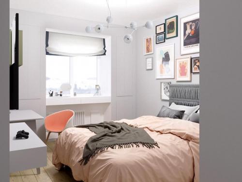 Дизайн спальни со столом подоконником. Дверцы по сторонам от окна скрывают места дополнительного хранения. 04