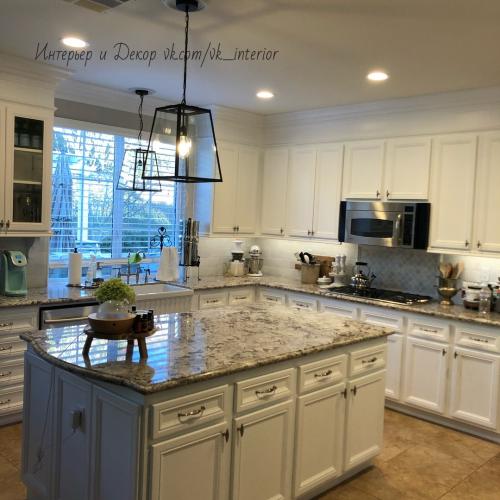 Кухня с островом в частном доме 04