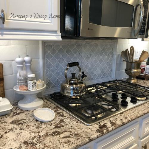 Кухня с островом в частном доме 03