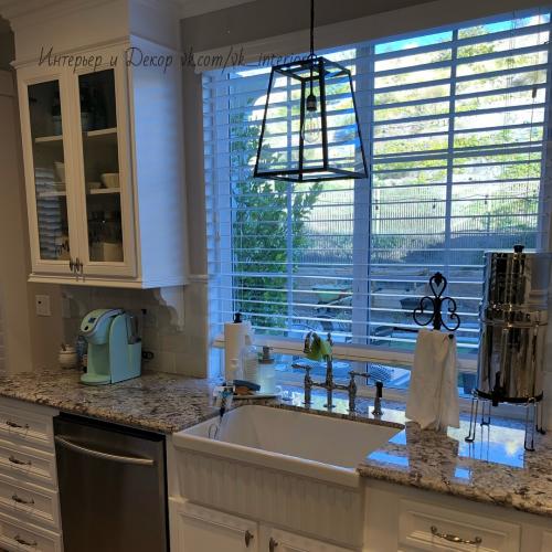 Кухня с островом в частном доме 02