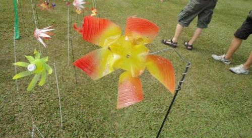 Как сделать из пластиковой бутылки вертушку. Ветряк из пластиковых бутылок и флюгер своими руками 02