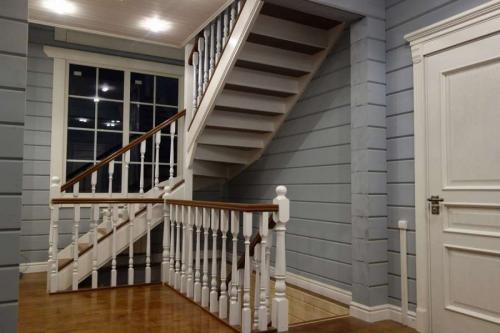 Монтаж лестницы в деревянном доме. Подготовка необходимого материала и инструментов 01 Монтаж лестницы в деревянном доме. Подготовка необходимого материала и инструментов 01