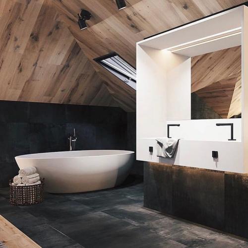 Спальня в черном цвете на мансардном этаже 04