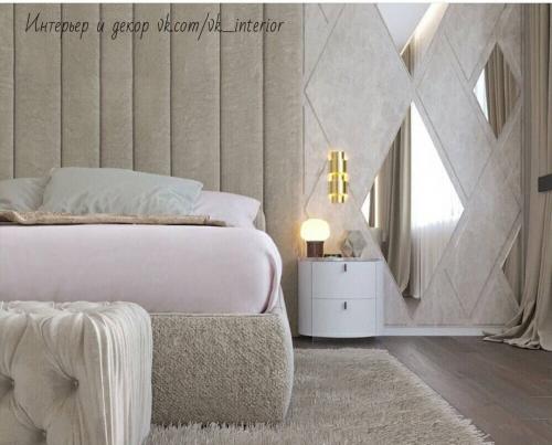 Уютная спальня в бежевом цвете с зеркальными панно на стене 01