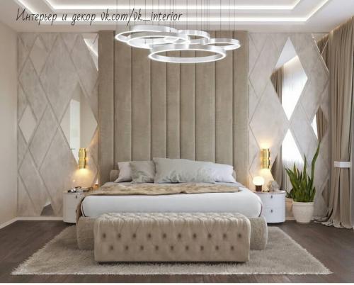 Уютная спальня в бежевом цвете с зеркальными панно на стене 02