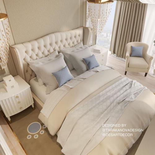 Спальня для двухуровневой квартиры. Сливочный фон и светло-голубые акценты. 05