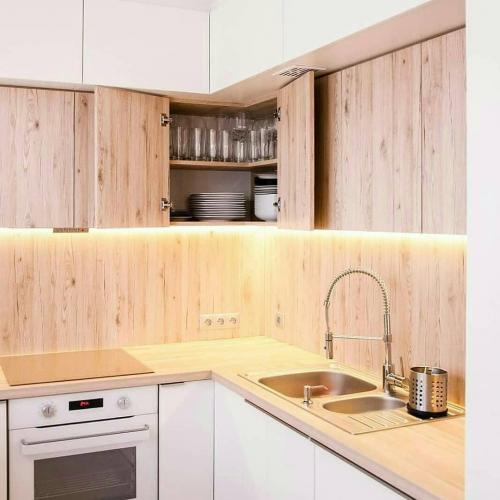 Стильная, светлая, П-образная кухня, задействует сразу три смежные стены и два угла. Как Вам такой вариант 02