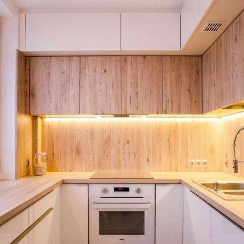 Стильная, светлая, П-образная кухня, задействует сразу три смежные стены и два угла. Как Вам такой вариант 01