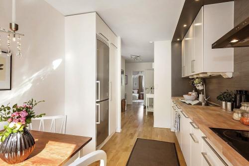 Светлая просторная кухня 02