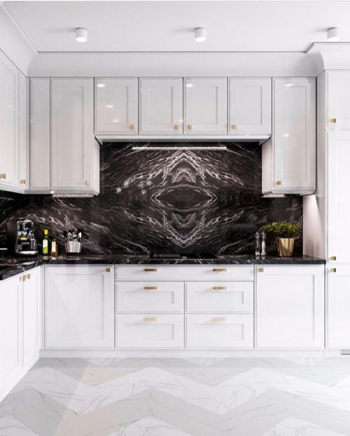 Стильный интерьер кухни — гостиной в белом цвете 02