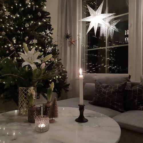 Оцените по 10 бальной шкале этот новогодний интерьер гостиной 02