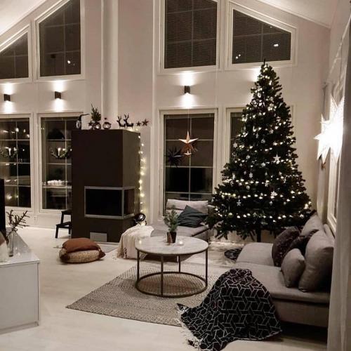 Оцените по 10 бальной шкале этот новогодний интерьер гостиной 01