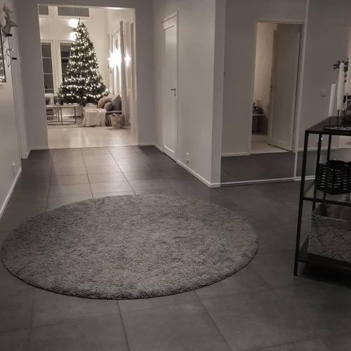 Оцените по 10 бальной шкале этот новогодний интерьер гостиной 04