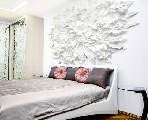 Как Вам оформление стены в спальне? Какой вариант нравится больше? 1,2,3? 02