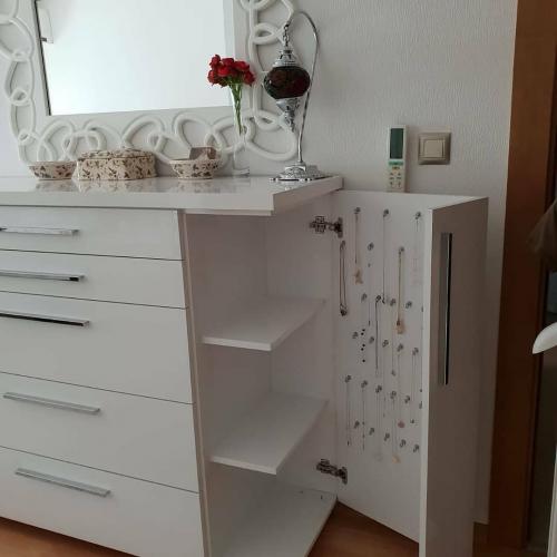 Оригинальная и удобная тумба. Оцените практичность от 1 до 10 03