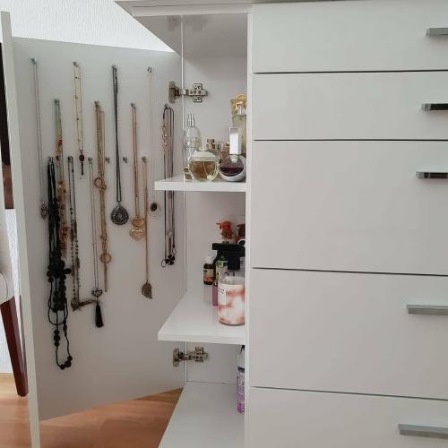 Оригинальная и удобная тумба. Оцените практичность от 1 до 10 01