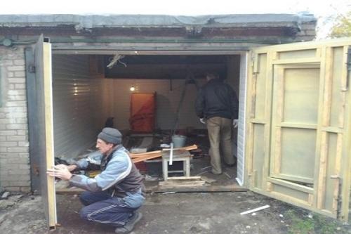 Как утеплить железную дверь в гараже. Как утеплить и чем обшить гаражные ворота изнутри и снаружи своими руками