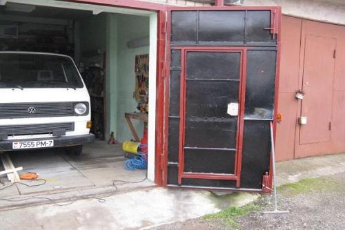 Как утеплить железную дверь в гараже. Как утеплить и чем обшить гаражные ворота изнутри и снаружи своими руками