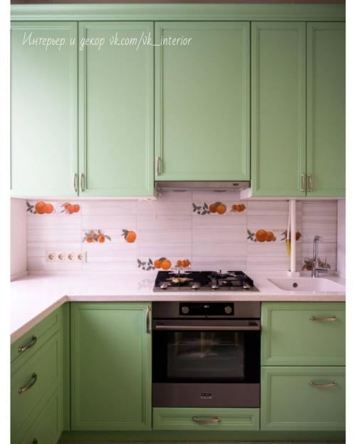 Кухня со столешницей у окна 01