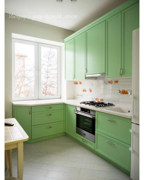 Кухня со столешницей у окна 04