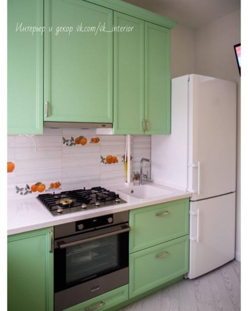 Кухня со столешницей у окна 02