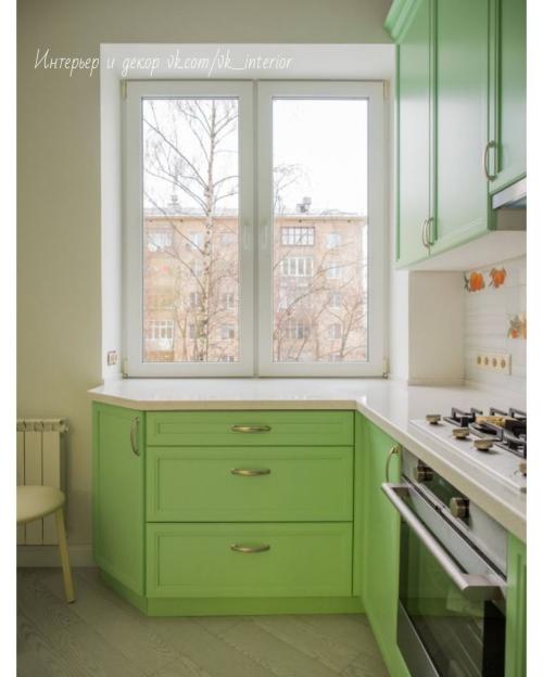 Кухня со столешницей у окна 03