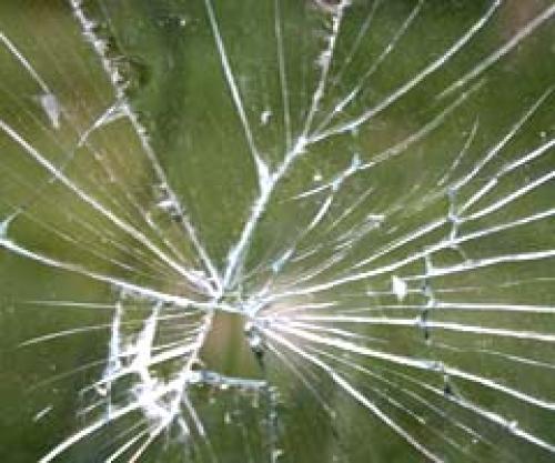 Чем заклеить стекла окон. Как заклеить трещину на оконном стекле. Как отремонтировать треснувшее стекло