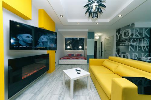 Дизайн квартиры — студии с желтыми акцентами 01
