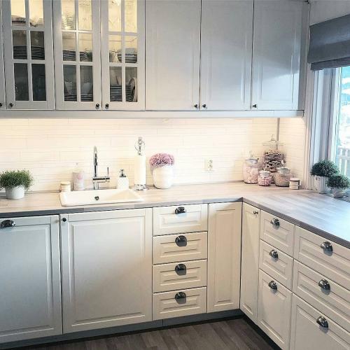 Кухня с гостиной и обеденной зоной. И новогодней ёлкой)) 03