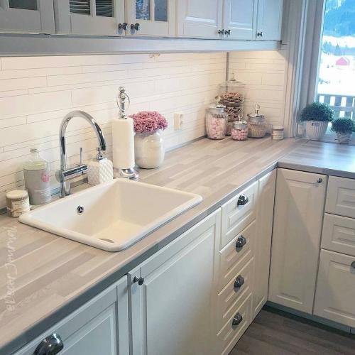 Кухня с гостиной и обеденной зоной. И новогодней ёлкой)) 01