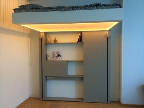 Кровать для маленькой квартиры 01