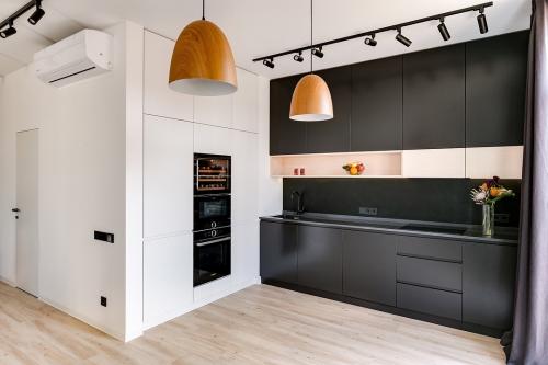 Кухня в черном и белом цвете 03