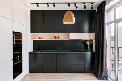 Кухня в черном и белом цвете 01