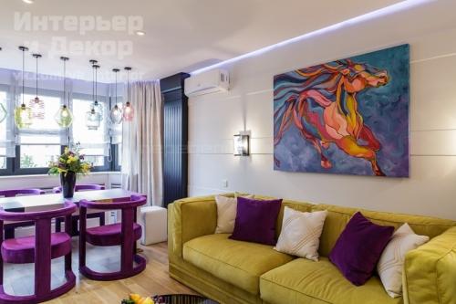 Яркий дизайн гостиной с обеденной зоной 03
