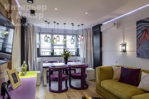 Яркий дизайн гостиной с обеденной зоной 04