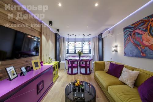Яркий дизайн гостиной с обеденной зоной 01