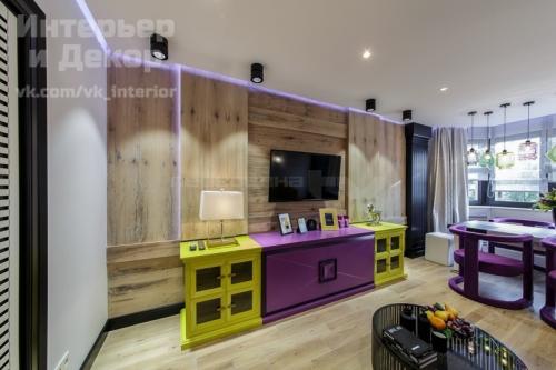 Яркий дизайн гостиной с обеденной зоной 02