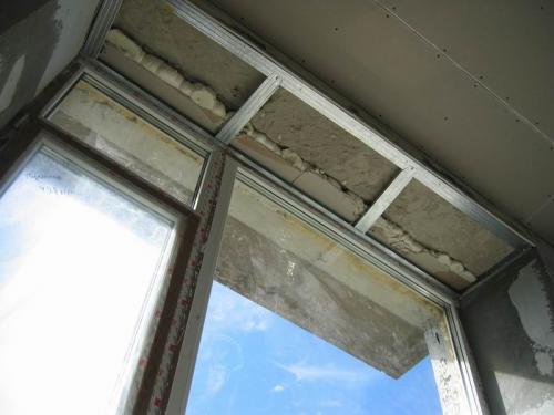 Чем отделать стену с окном. Материалы и способы отделки откосов