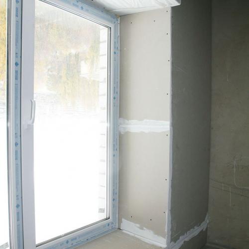 Чем отделать стену с окном. Материалы и способы отделки откосов