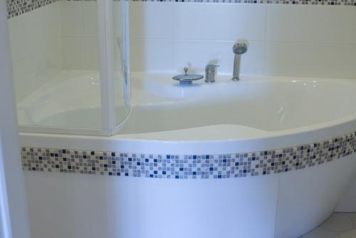 Сочетание плитки и мозаики. Частичная отделка мозаикой