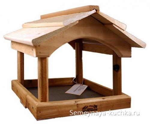 Кормушки для птиц необычные. 4 опорных столба.