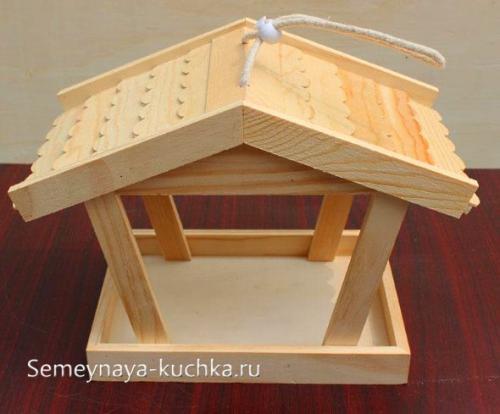 Кормушки для птиц необычные. 4 опорных столба.