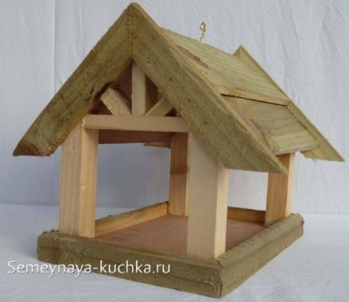 Кормушки для птиц необычные. 4 опорных столба.