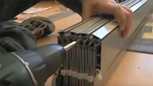 Механизм для дверей гармошка. Сборка двери