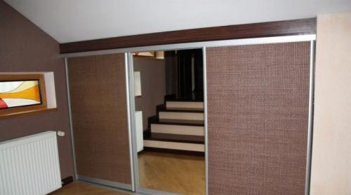 Шкаф в узкой нише. Встроенный в нишу шкаф-купе