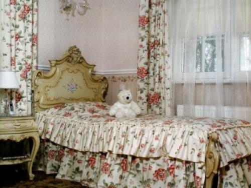 Шторы в спальню и покрывало на кровать. Разновидности 05