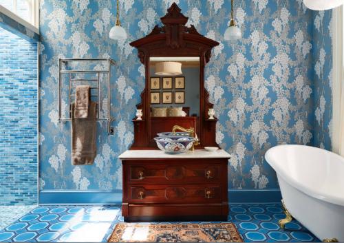 Дизайн туалета 2019 года. Смелые цветовые сочетания