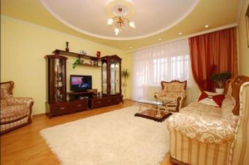 Кухня гостиная 5 н.  Особенности просторной квадратной гостиной